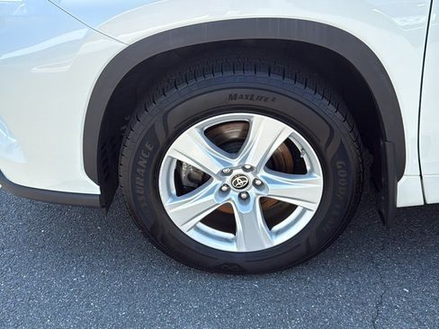 Used 2020 Toyota Highlander LE AWD/4WD image 8