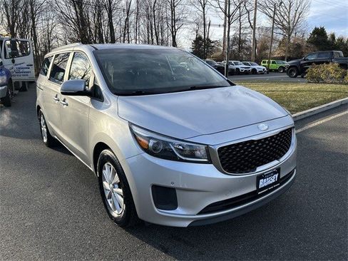 Used 2017 Kia Sedona LX w/ LX Essentials Premium Package image 2