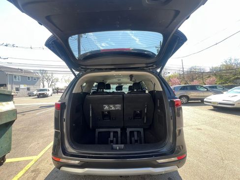 Used 2022 Kia Carnival EX image 9