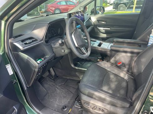Used 2025 Toyota Sienna Platinum AWD/4WD image 5
