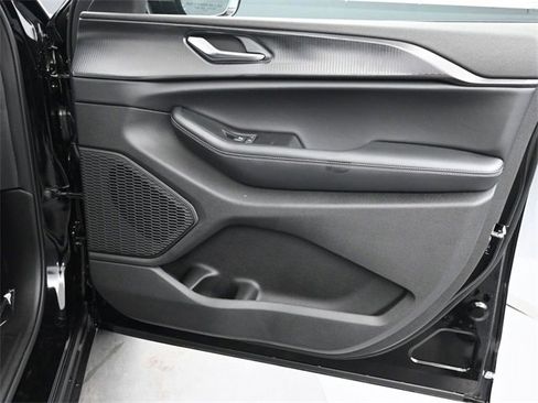 New 2025 Jeep Grand Cherokee Altitude image 18