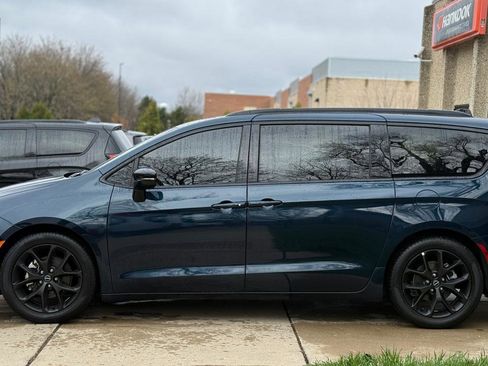 Used 2025 Chrysler Pacifica Limited image 4