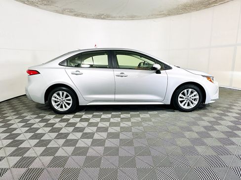 Used 2023 Toyota Corolla LE w/ LE Convenience Package FWD image 2