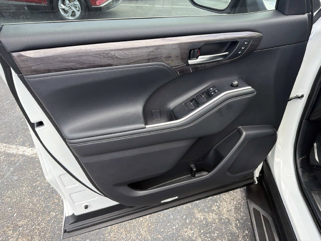 Used 2021 Toyota Highlander Limited AWD/4WD image 18