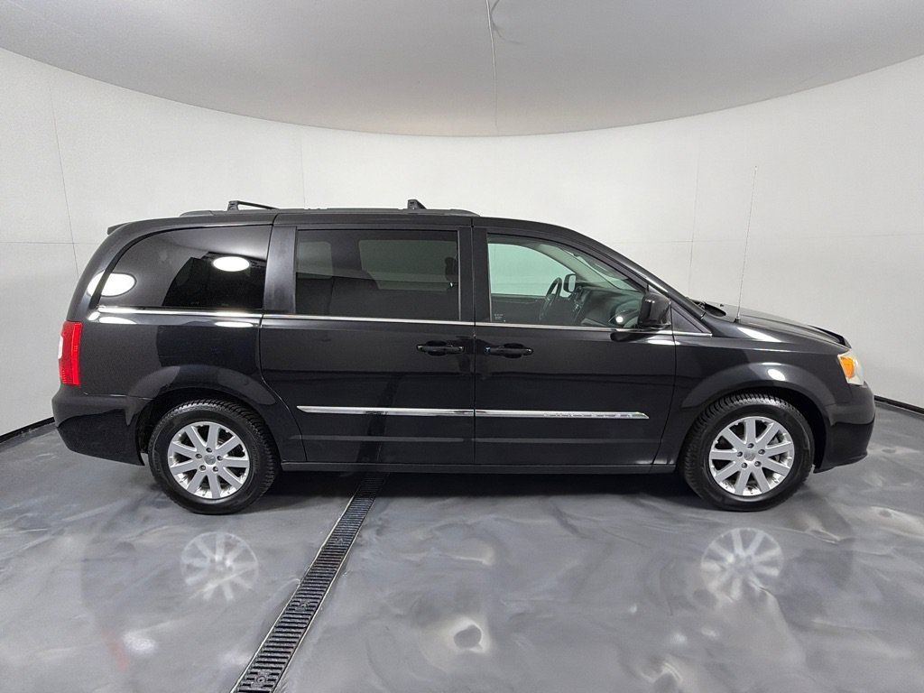 Used 2013 Chrysler Town & Country Touring FWD image 4