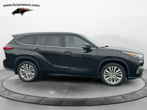 Used 2023 Toyota Highlander Platinum AWD/4WD image 2