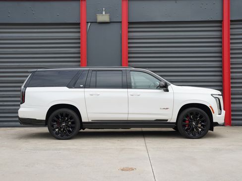 Used 2025 Cadillac Escalade ESV V image 7