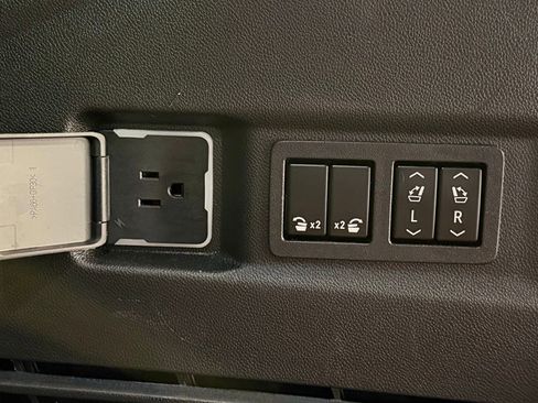 Used 2022 GMC Yukon Denali w/ Denali Ultimate Package image 39