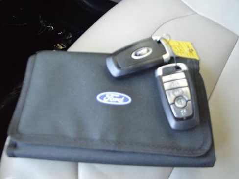 Used 2018 Ford Explorer XLT w/ Equipment Group 202A FWD image 17