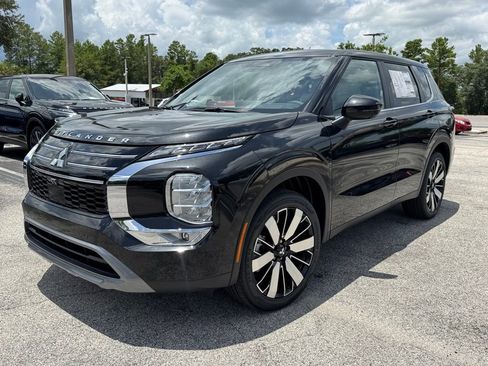 New 2025 Mitsubishi Outlander SE image 3