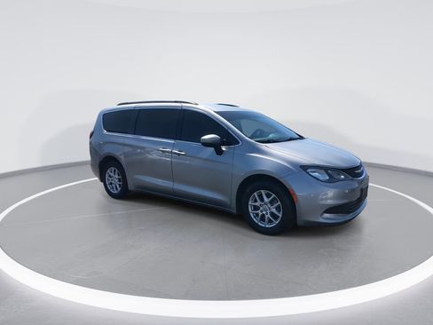 Used 2020 Chrysler Voyager Lxi image 2