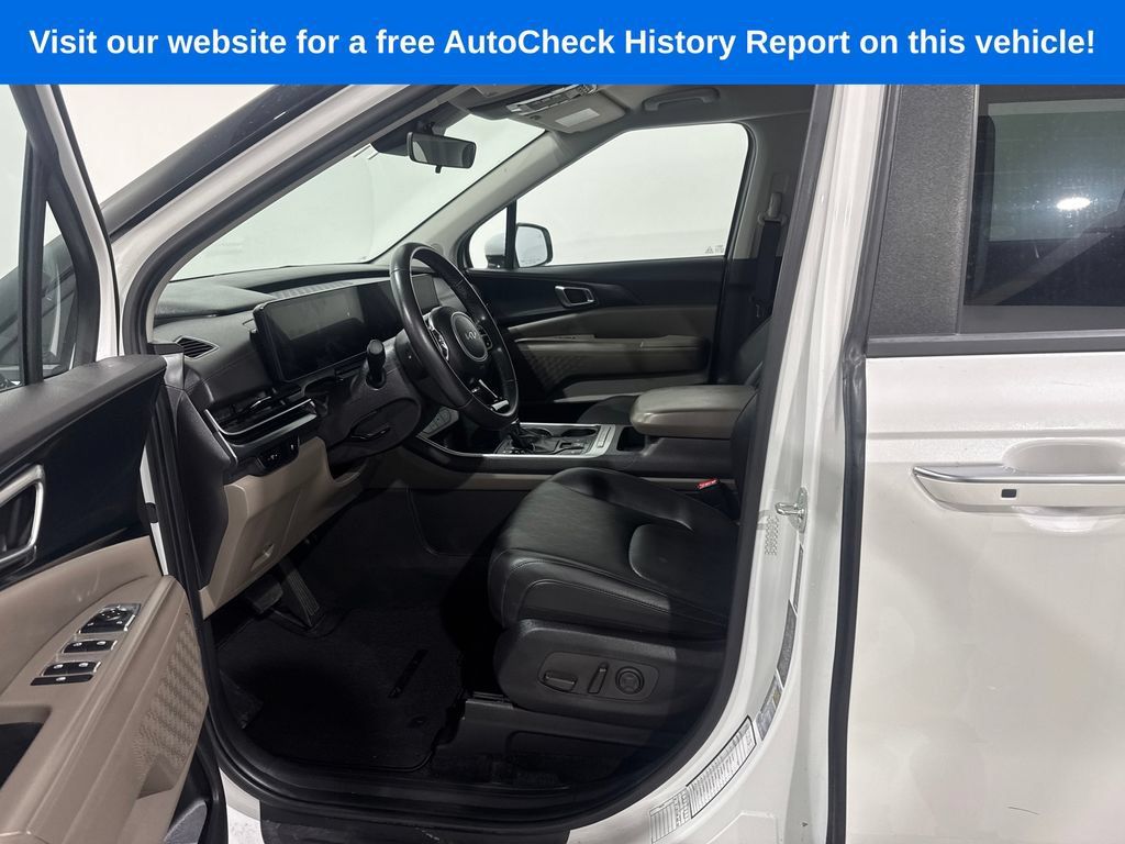 Used 2025 Kia Carnival FWD image 15