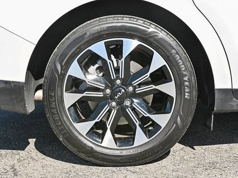 Used 2023 Kia Carnival EX image 11