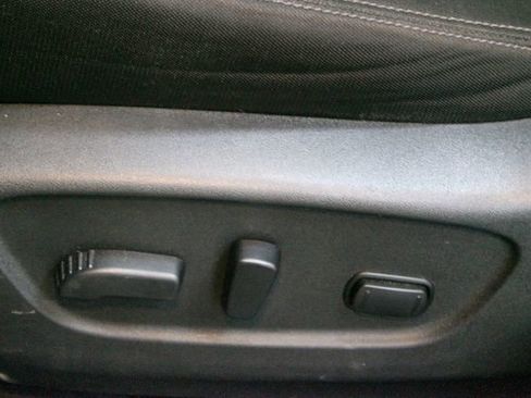 Used 2017 Nissan Rogue SV AWD/4WD image 19