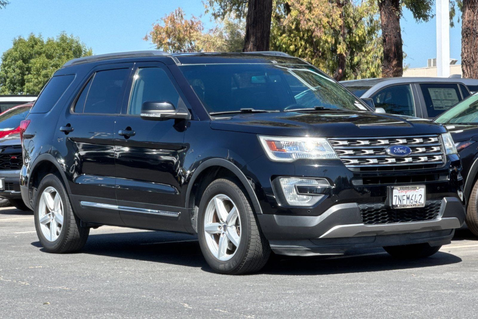 Used 2016 Ford Explorer XLT w/ Equipment Group 202A AWD/4WD image 2