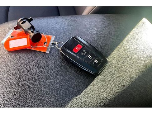 Used 2021 Toyota RAV4 XLE w/ Convenience Package image 11