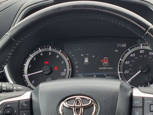 Used 2023 Toyota Highlander XLE image 32