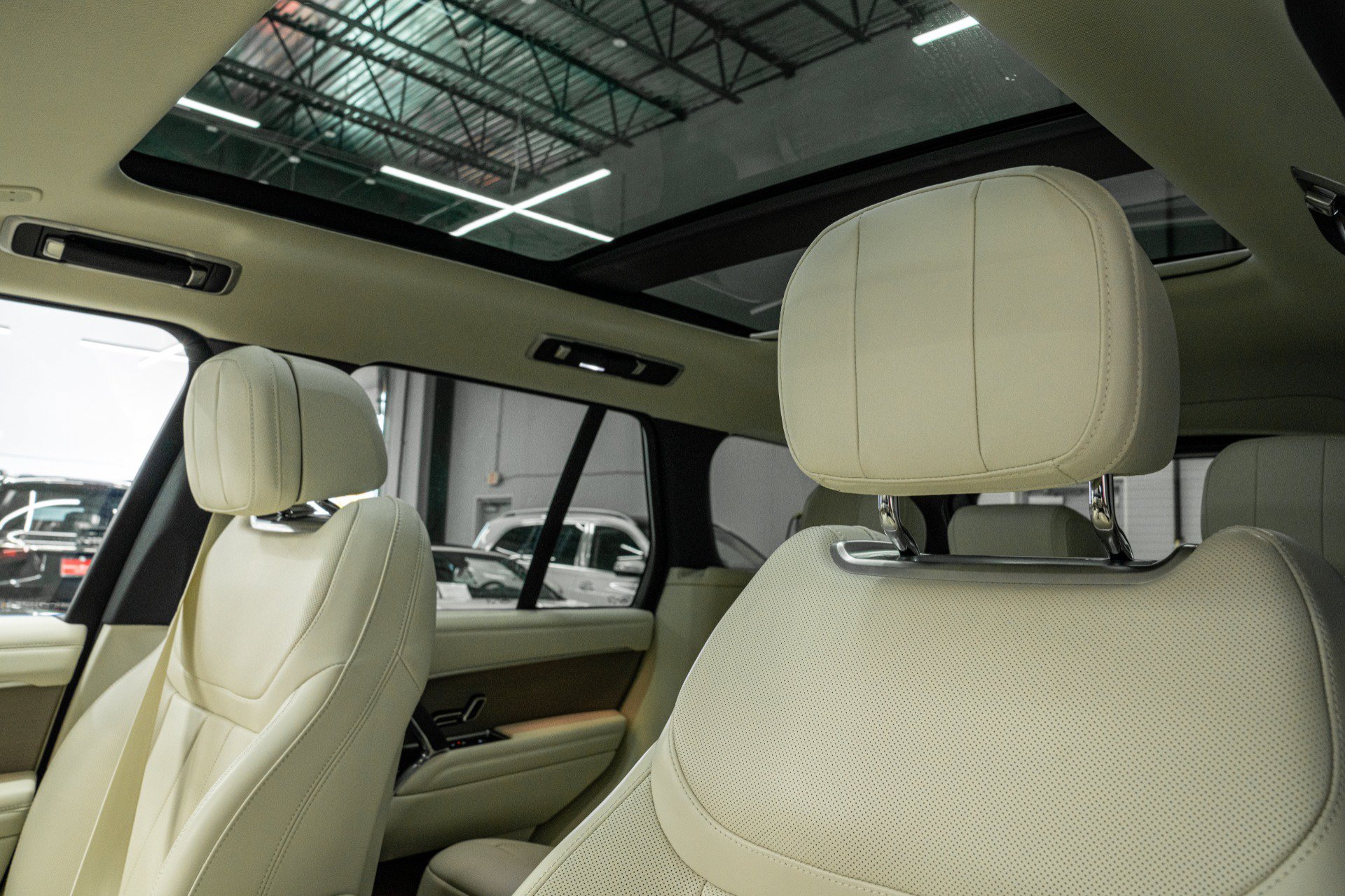 Used 2025 Land Rover Range Rover SE AWD/4WD image 16