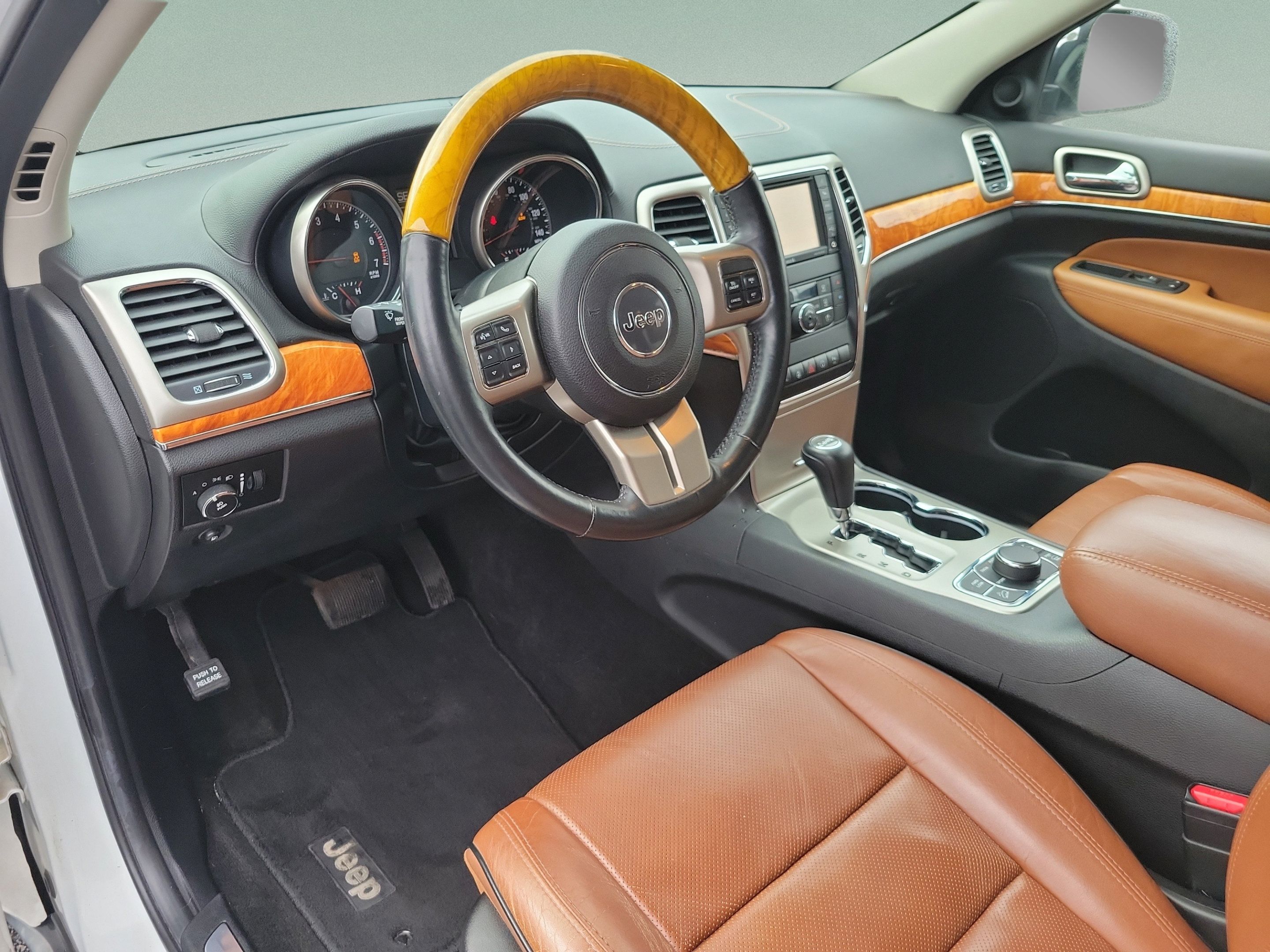 Used 2013 Jeep Grand Cherokee Overland AWD/4WD image 17