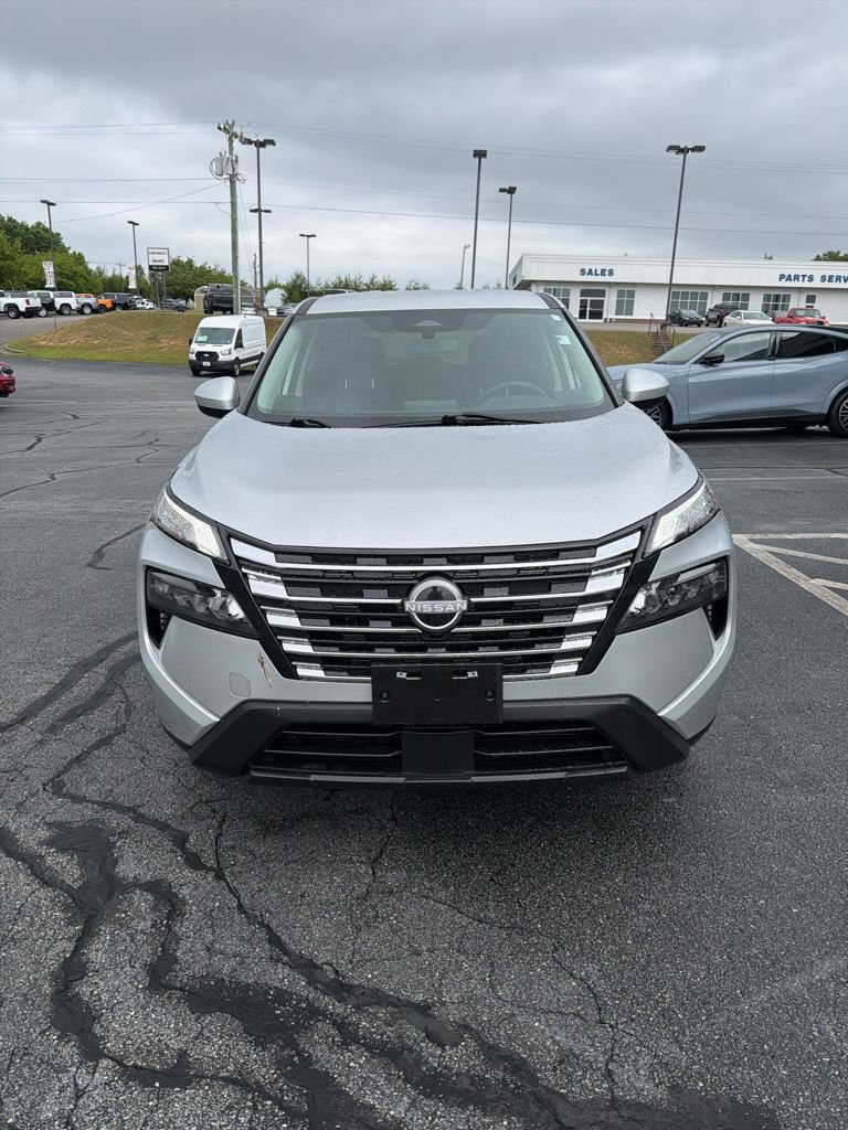 Used 2024 Nissan Rogue SV AWD/4WD image 4