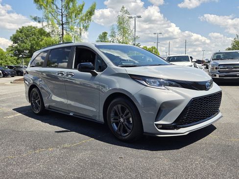 Used 2025 Toyota Sienna XSE w/ XSE Plus Package AWD/4WD image 1