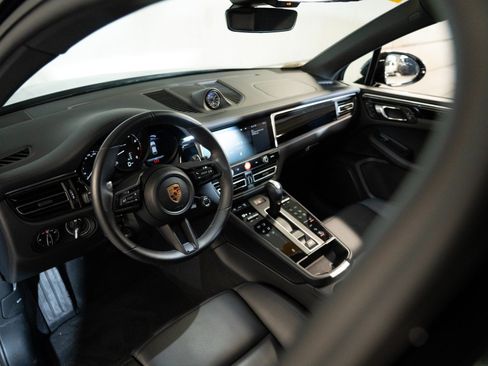 Certified 2026 Porsche Macan AWD/4WD image 4