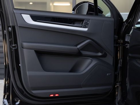 Certified 2025 Porsche Cayenne E-Hybrid AWD/4WD image 16
