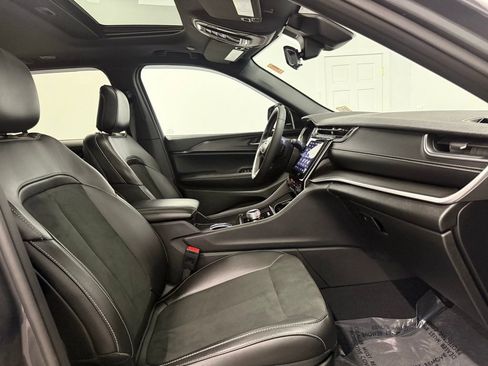 Used 2025 Jeep Grand Cherokee Altitude image 18