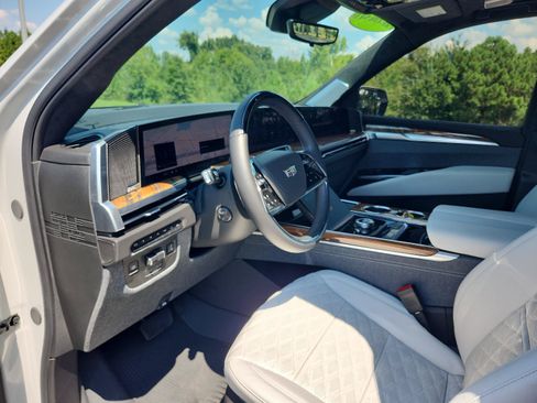 Used 2025 Cadillac Escalade Sport Platinum w/ LPO, ONYX Package AWD/4WD image 17