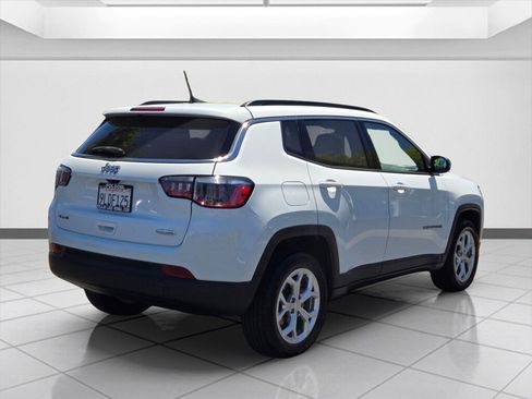 Used 2024 Jeep Compass Latitude AWD/4WD image 5