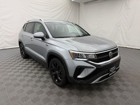 Used 2023 Volkswagen Taos SE w/ Black Wheel Package image 4