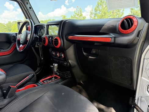 Used 2016 Jeep Wrangler Unlimited Sahara image 21