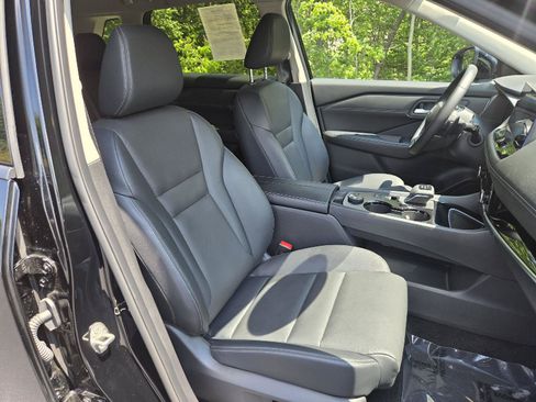 Used 2025 Nissan Rogue SL AWD/4WD image 24
