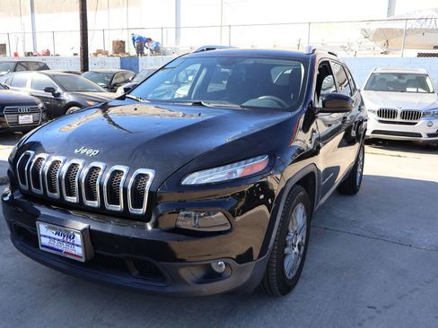 Used 2018 Jeep Cherokee Latitude image 3