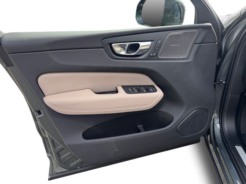 New 2027 Volvo XC60 B5 Plus AWD/4WD image 9