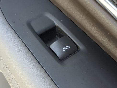 Used 2021 GMC Yukon XL SLT w/ SLT Premium Package image 50