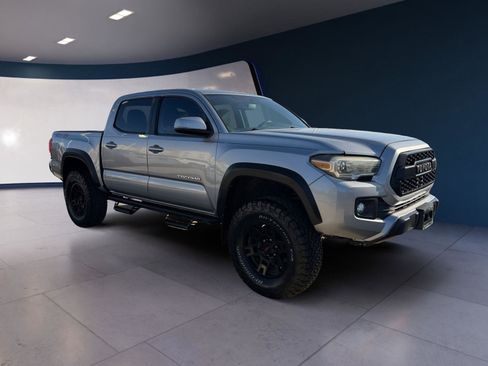 Used 2017 Toyota Tacoma TRD Off-Road w/ Tow Package (A/T) image 7