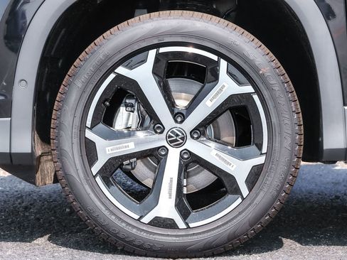 Used 2025 Volkswagen Tiguan SE image 15