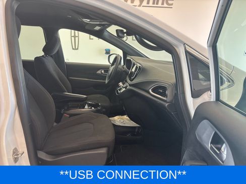 Used 2023 Chrysler Pacifica Touring FWD image 7