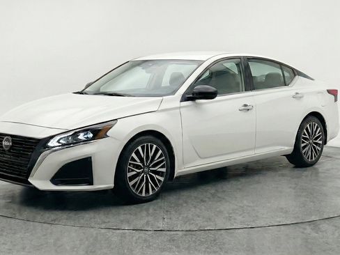 Used 2025 Nissan Altima 2.5 SV FWD image 3