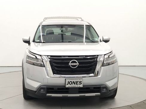 Used 2022 Nissan Pathfinder SL AWD/4WD image 2