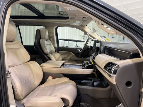 Used 2022 Lincoln Navigator Reserve image 19