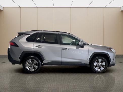 Used 2022 Toyota RAV4 XLE image 6