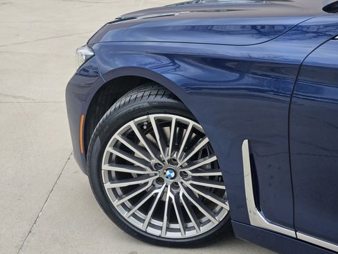 Used 2022 BMW 740i w/ Premium Package image 5