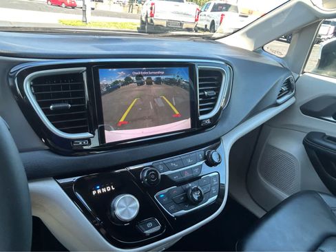 Used 2023 Chrysler Pacifica Touring-L FWD image 34
