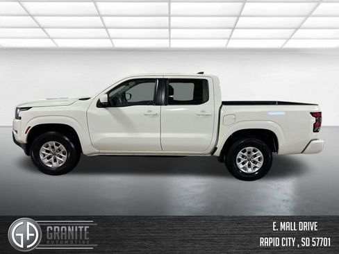 Used 2024 Nissan Frontier SV image 2