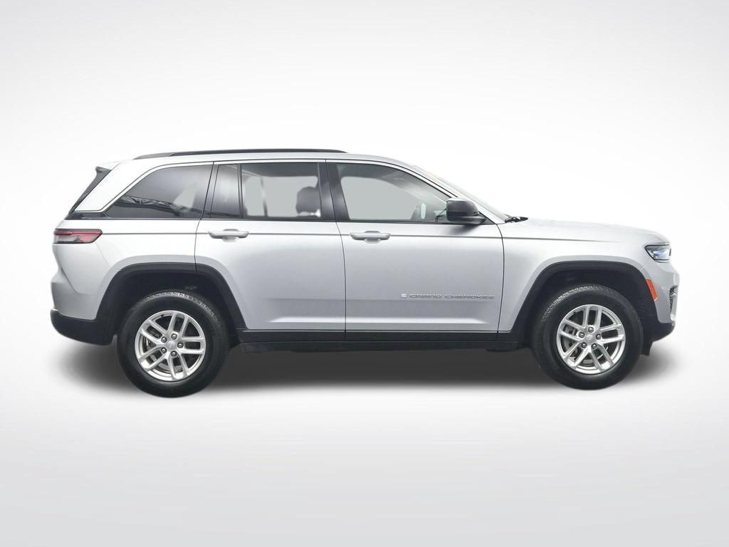 Used 2025 Jeep Grand Cherokee Laredo X AWD/4WD image 4