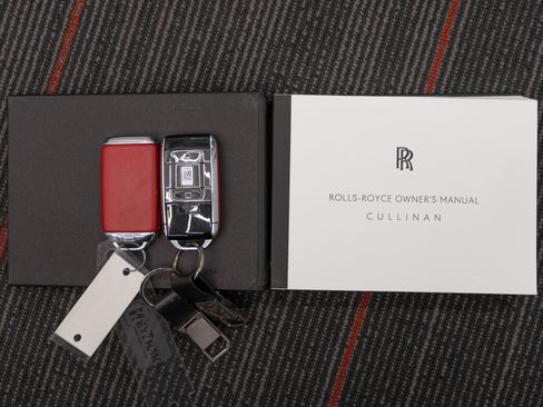 Used 2023 Rolls-Royce Cullinan Black Badge w/ Dark Exterior Package image 18