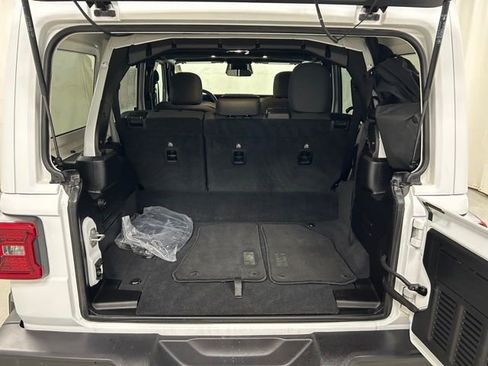 Used 2025 Jeep Wrangler Unlimited Sahara image 11