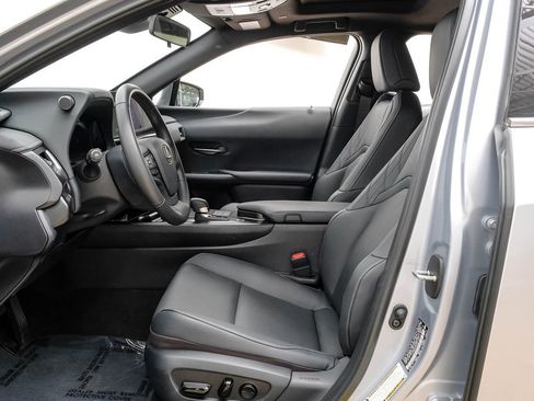 Used 2025 Lexus UX 300h FWD image 4